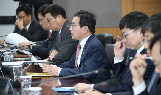 김용범 금융위원회 부위원장이 29일 서울 세종로 정부서울청사에서 기관투자자 대표와 증권사 관계자들이 참석해 열린 금융시장 상황 점검회의에서 발언하고 있다. <연합뉴스>